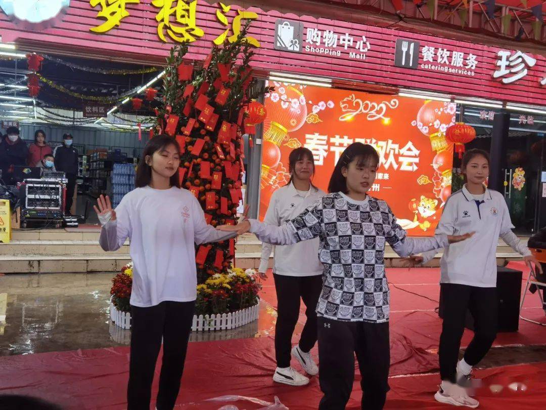 关于女足比赛联赛举行庆功宴，球员欢聚一堂的信息