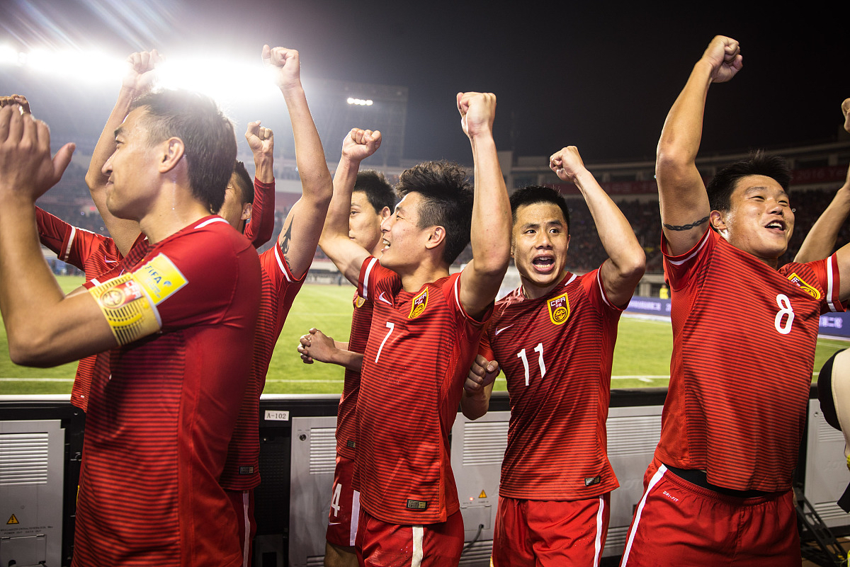 包含国内足球联赛备战火热，球队状态亢奋的词条